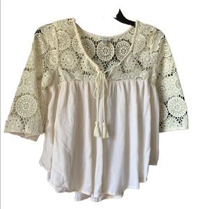 JUNIOR'S AMERICAN EAGLE OUTFITTERS
CREAM LACE 3/4 SLEEVE PEASANT TOP size XS !!